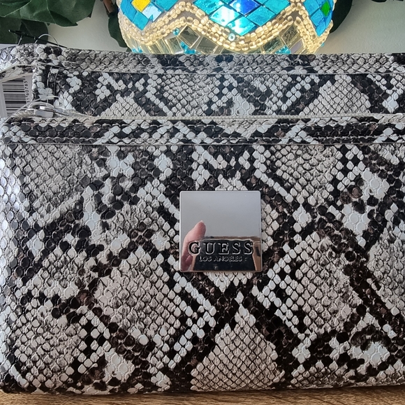 ! GUESS SNAKESKIN PATTERN SET OF TWO MAKEUP BAGS ! - Picture 4 of 4